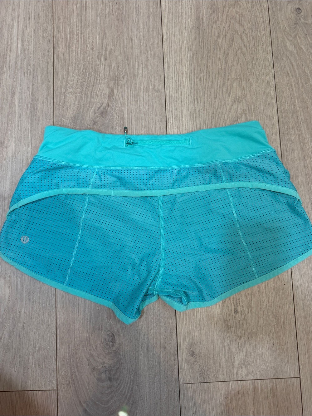Lululemon shorts size 6. Great condition - Picture 2 of 5